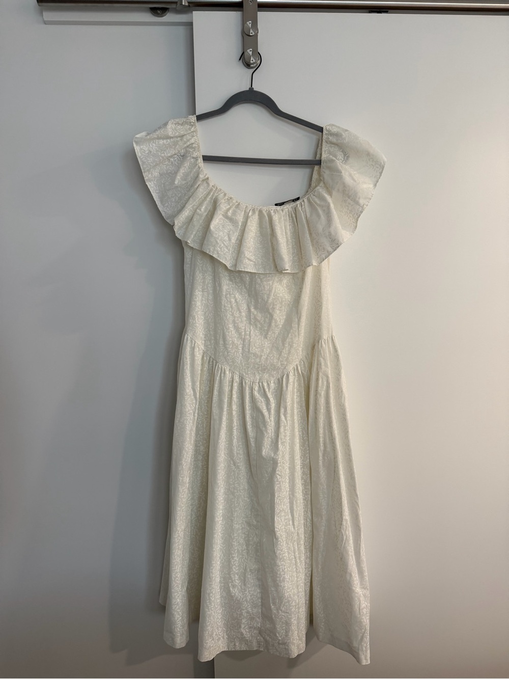 VTG Off-Shoulder Ruffle Midi Dress in Ivory